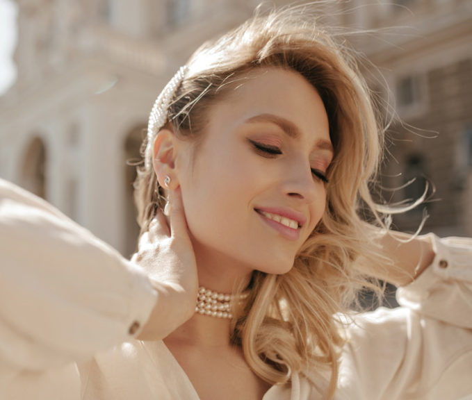 Chacune de nos pièces est soigneusement conçue pour capturer l'essence de la beauté et de l'élégance, et nous sommes certains que nos clientes seront enchantées par ce qu'elles découvriront dans notre magasin.