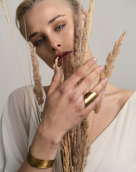 Une collection dédiée aux amateurs de bijoux en or et plaqué or. Des pièces étincelantes qui captent la lumière et ajoutent une touche de luxe à chaque tenue. Des designs variés, allant des bijoux délicats aux créations audacieuses, pour sublimer votre style avec une lueur dorée.